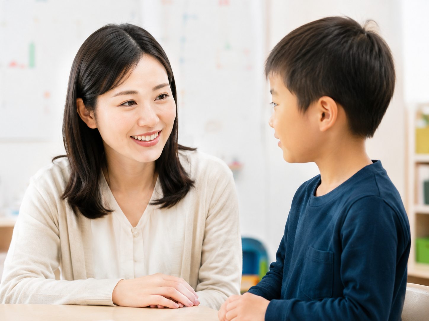 先生と話して学習テーマを確認する子ども