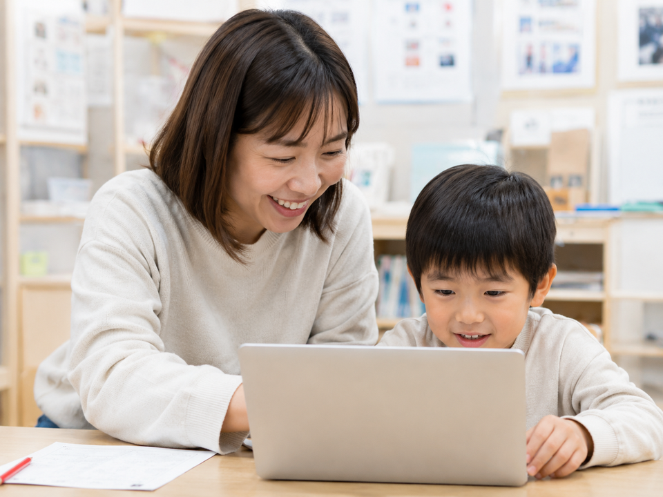 保護者と子どもが学習の様子を確認する様子